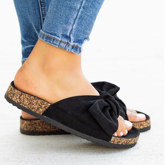 Cute black bow slip on size 6 - Picture 3 of 3